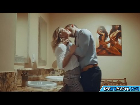 ❤️ جب ایک خوبصورت سنہرے بالوں والی آپ کو عوامی بیت الخلاء میں مائل کرتا ہے۔ ہم پر ur.gayasianporn.ru ❤